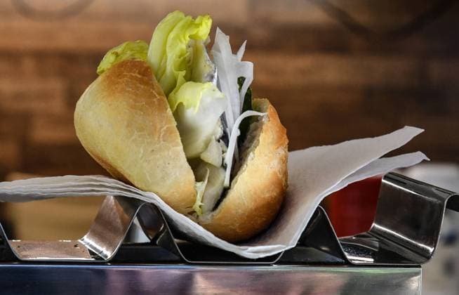Klassiker: Knuspriges Fischbroetchen mit Bismarckhering , Zwiebelringen,Gurken und Salatblatt an einem Fischstand in Strandnaehe, Warnemuende, Ostsee, Foto: W.Rothermel Foto: W.Rothermel *** Classic Crispy fish sandwich with Bismarck herring, onion rings, cucumber and lettuce leaf at a fish stand near the beach, Warnemuende, Baltic Sea, Photo W Rothermel Photo W Rothermel