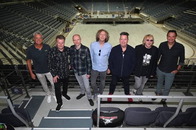 Die Musikband DIE PRINZEN posieren bei einem Pressetermin zur Jubiläumstour 30 Jahre - 30 Hits - 30 Städte die am 18.10.2023 in der LanxessArena in Köln aktuelle Bandmitglieder Sebastian Krumbiegel, Tobias Künzel, Wofgang Lenk, Henri Schmidt, Jens Sembdner, Ali Zieme und Mathias Dietrich *** The music band DIE PRINZEN pose at a press event for the anniversary tour 30 years 30 hits 30 cities the 18 10 2023 in the LanxessArena in Cologne current band members Sebastian Krumbiegel, Tobias Künzel, Wofgang Lenk, Henri Schmidt, Jens Sembdner, Ali Zieme and Mathias Dietrich