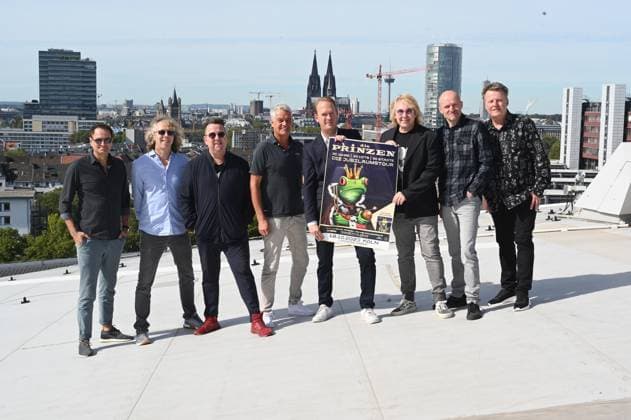 Entertainment Bilder des Tages Die Musikband DIE PRINZEN und Arena Chef Stefan Löcher ( 5.v.l.) posieren bei einem Pressetermin zur Jubiläumstour 30 Jahre - 30 Hits - 30 Städte die am 18.10.2023 in der LanxessArena in Köln aktuelle Bandmitglieder Sebastian Krumbiegel, Tobias Künzel, Wofgang Lenk, Henri Schmidt, Jens Sembdner, Ali Zieme und Mathias Dietrich *** The music band DIE PRINZEN and arena boss Stefan Löcher 5 v l pose at a press event for the anniversary tour 30 years 30 hits 30 cities the 18 10 2023 in the LanxessArena in Cologne current band members Sebastian Krumbiegel, Tobias Künzel, Wofgang Lenk, Henri Schmidt, Jens Sembdner, Ali Zieme and Mathias Dietrich