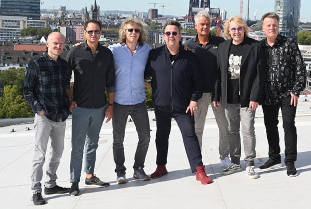 Die Musikband DIE PRINZEN posieren bei einem Pressetermin zur Jubiläumstour 30 Jahre - 30 Hits - 30 Städte die am 18.10.2023 in der LanxessArena in Köln aktuelle Bandmitglieder Sebastian Krumbiegel, Tobias Künzel, Wofgang Lenk, Henri Schmidt, Jens Sembdner, Ali Zieme und Mathias Dietrich *** The music band DIE PRINZEN pose at a press event for the anniversary tour 30 years 30 hits 30 cities the 18 10 2023 in the LanxessArena in Cologne current band members Sebastian Krumbiegel, Tobias Künzel, Wofgang Lenk, Henri Schmidt, Jens Sembdner, Ali Zieme and Mathias Dietrich