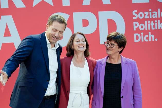 News Bilder des Tages Katarina Barley, Spitzenkandidatin, SPD-Vorsitzende Saskia Esken und Lars Klingbeil Vorstellung der Spitzenkandidatin Katarina Barley zur Europawahl mit dem SPD-Vorsitzenden Saskia Esken und Lars Klingbeil, SPD-Generalsekretär Kevin Kühnert, Bundeskanzler Olaf Scholz und dem Vorsitzende der SPD-Bundestagsfraktion Rolf Mützenich Berlin Berlin GER *** Katarina Barley, Top Candidate, SPD Chairwoman Saskia Esken and Lars Klingbeil Presentation of the Top Candidate Katarina Barley for the European Election with SPD Chairwoman Saskia Esken and Lars Klingbeil, SPD Secretary General Kevin Kühnert, Federal Chancellor Olaf Scholz and Chairman of the SPD Parliamentary Group Rolf Mützenich Berlin Berlin GER