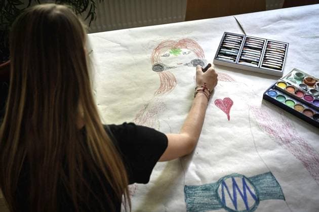 IMAGO Creative: Gesundheit, Magersucht, Bulimie Beratungsstelle Distel in Essen Rüttenscheid *** NUR FÜR REDAKTIONELLE ZWECKE *** EDITORIAL USE ONLY ***<p>Eine Frau, die nicht erkannt werden will, stellt am Montag den 25.9.2023 eine kunsttherapeutische Siituation der Therapie in der Beratungsstelle Distel in Essen Rüttenscheid nach. Magersüchtige Frauen erzählen ihre Geschichte. Deutschland NRW Essen Copyright: UwexMöller *** Counseling Center Distel in Essen Rüttenscheid FOR EDITORIAL PURPOSES ONLY EDITORIAL USE ONLY p A woman who doesnt want to be recognized recreates an art therapy siituation of therapy at the Counseling Center Distel in Essen Rüttenscheid on Monday 25 9 2023 Anorexic women tell their story Germany NRW Essen Copyright UwexMöller Copyright: UwexMöller doc7s46d5hpc4j5dt8eb4l ,EDITORIAL USE ONLY