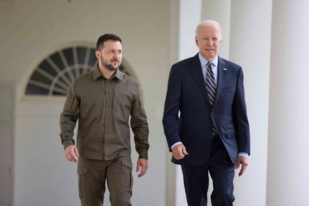 September 21, 2023, Washington, DC, United States: U.S. President Joe Biden, right, escorts Ukrainian President Volodymyr Zelenskyy, left, to the Oval Office through the West Colonnade of the White House, September 21, 2023 in Washington, D.C. Washington United States - ZUMAp138 20230921_zaa_p138_066 Copyright: xUkrainexPresidency UkrainianxPrex