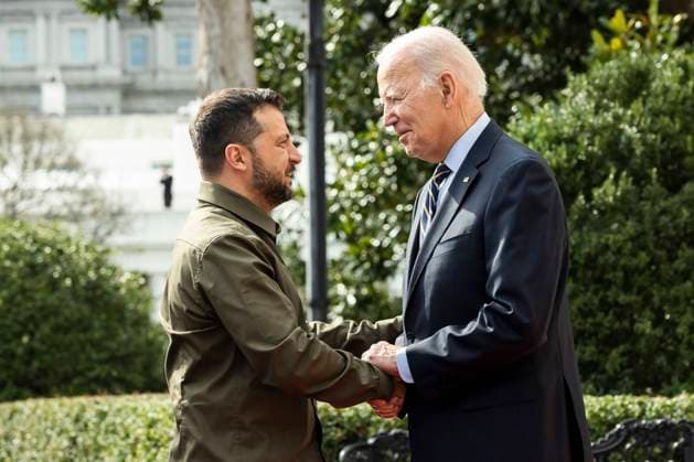 September 21, 2023, Washington, DC, United States: U.S. President Joe Biden, right, welcomes Ukrainian President Volodymyr Zelenskyy, left, on arrival to the South Lawn of the White House, September 21, 2023 in Washington, D.C. Washington United States - ZUMAp138 20230921_zaa_p138_068 Copyright: xUkrainexPresidency UkrainianxPrex