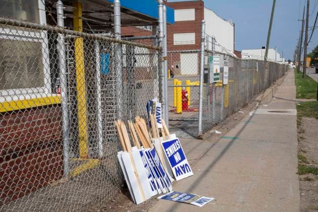 Warren, Michigan USA, 22. September 2023, Die United Auto Workers eskalierten ihren Konflikt mit den Detroit 3 Automobilherstellern, indem sie 38 Werke von General Motors und Stellantis Parts Distribution in 20 Bundesstaaten bestreikten, darunter auch das Stellantis Parts Werk in Warren, Michigan. Vor dem Werk stapelten sich die Streikpostenschilder, als die Streikfrist näher rückte *** Warren, Michigan USA, 22 September 2023, the United Car Workers escalated their Conflict with the Detroit 3 Automobile manufacturers, by you 38 Works from General Motors and Stellantis Parts Distribution in 20 Federal States strike, including also the Stellantis Parts Work in Warren, Michigan before the Work stacked itself the Picket Signs, as th Copyright: imageBROKER JimxWest ibljiw09667917.jpg