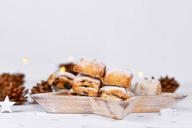  Deutscher Stollen, ein Früchtebrot mit Nüssen, Gewürzen und getrockneten Früchten mit Puderzucker, das traditionell zur Weihnachtszeit serviert wird *** German Studs, a Fruit bread with Nuts, Spices and dried Fruit with Powdered sugar, the traditional to Christmas time served will Copyright: imageBROKER/Firn ibxmob09666194.jpg