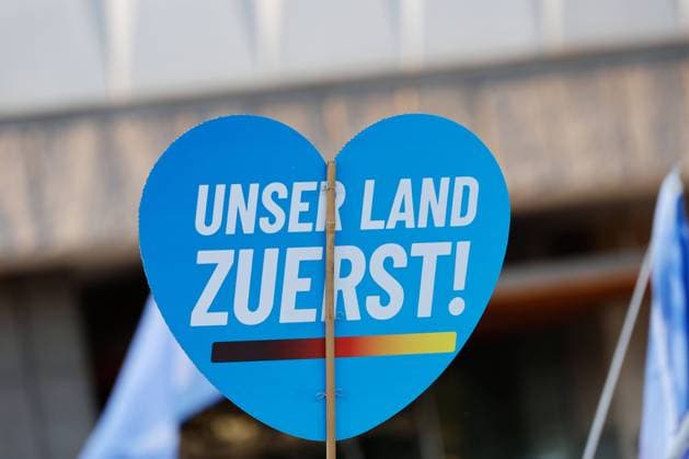 Chemnitzer Montagsprotest 25.09.2023, Chemnitz, Politik, Demonstration, Chemnitz steht auf Am Montag trafen sich gegen 18.00 Uhr etwa 500 Menschen neben dem Karl- Marx- Monument zum Chemnitzer Montagsprotest . Sie demonstrierten für einen Neustart der Demokratie, soziale Gerechtigkeit, die Stärkung der Wirtschaft, einen unabhängigen Journalismus, gegen den Krieg in der Ukraine. Mitglieder der Freien Sachsen, Pro Chemnitz und der AfD nahmen ebenfalls an der Demo teil. Anschließend bewegte sich der Demonstrationszug zum Industriemuseum, um den Sächsischen Ministerpräsidenten Michael Kretschmer, der im Industriemuseum an der Regionalkonferenz mit dem Thema Für eine gute Versorgung- Gesundheit in Sachsen teilnimmt, lautstark zu begrÃ