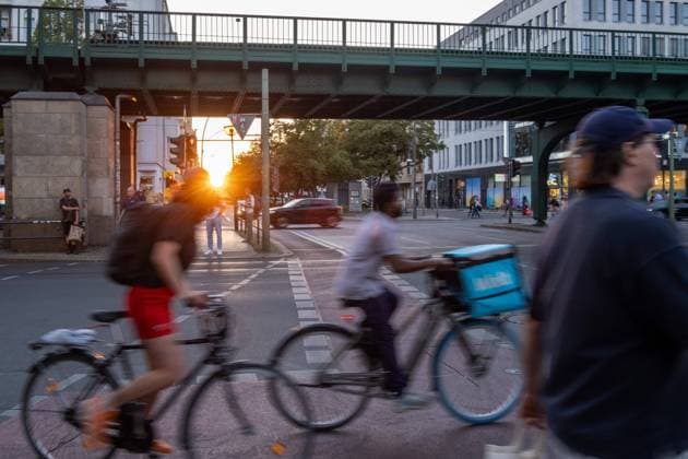 Fahrradfahrer auf der abendlichen Schönhauser Allee in Berlin-Prenzlauer Berg passieren die Kreuzung Wichertstraße. Cyclists on the evening Schönhauser Allee in Berlin-Prenzlauer Berg pass the intersection Wichertstraße. Radfahrer in Berlin *** Cyclists on the evening Schönhauser Allee in Berlin Prenzlauer Berg pass the intersection Wichertstraße Cyclists on the evening Schönhauser Allee in Berlin Prenzlauer Berg pass the intersection Wichertstraße Cyclists in Berlin sp20230907x5721.jpg