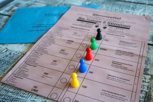 Symbol und Illustrationsbilder zur Wahl in Hessen 2023 26.09.2023, Selters: Wahlunterlagen, Stimmzettel, Briefwahl, Wahlschein, Politik, Parteien, CDU, SPD, Bündnis 90 Die Grünen, FDP, AFD, Linke,Kandidaten, Demokratie, Landtag, Wahlprozess, Wahlberechtigung, Wählerstimmen, Stimmabgabe. Spielfiguren symbolisieren die verschiedenen Parteien Symbolfoto, Symbolbild, Themenbild. Die Bürger Hessens sind aufgefordert am 08 Oktober 2023 einen neuen Landtag zu wählen. Selters Hessen Germany *** Symbol and illustration images for the election in Hesse 2023 26 09 2023, Selters election documents, ballot paper, postal vote, ballot paper, politics, parties, CDU, SPD, Bündnis 90 Die Grünen, FDP, AFD, Linke,candidates, democracy, state parliament,