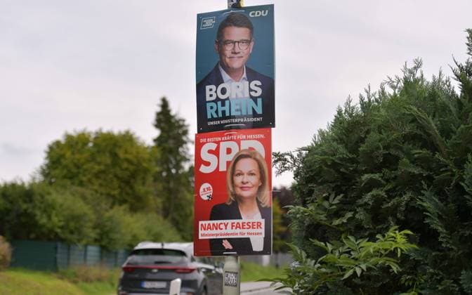 25.09.2023, xblx, Politik, Wahlplakat Landtagswahl in Hessen 08.10.2023, Wahlwerbung CDU, Christlich Demokratische Union Deutschlands, Spitzenkandidat Boris Rhein, Ministerpräsident, Ministerpraesident, darunter Wahlwerbung der SPD, Sozial Demokratische Partei Deutschlands, Sozialdemokraten, Spitzenkandidatin Nancy Faeser, Innenministerin Frankfurt *** 25 09 2023, xblx, politics, election poster state election in Hesse 08 10 2023, election advertisement CDU, Christian Democratic Union of Germany, top candidate Boris Rhein, prime minister, minister president, including election advertisement of SPD, Social Democratic Party of Germany, social democrats, top candidate Nancy Faeser, interior minister Frankfurt