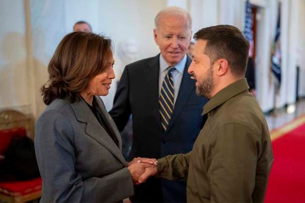 September 21, 2023, Washington, DC, United States: U.S. President Joe Biden, center, introduces U.S Vice President Kamala Harris, left, to Ukrainian President Volodymyr Zelenskyy, right, in the Cross Hall of the White House, September 21, 2023 in Washington, D.C. Washington United States - ZUMAp138 20230921_zaa_p138_075 Copyright: xLawrencexJackson WhitexHousex