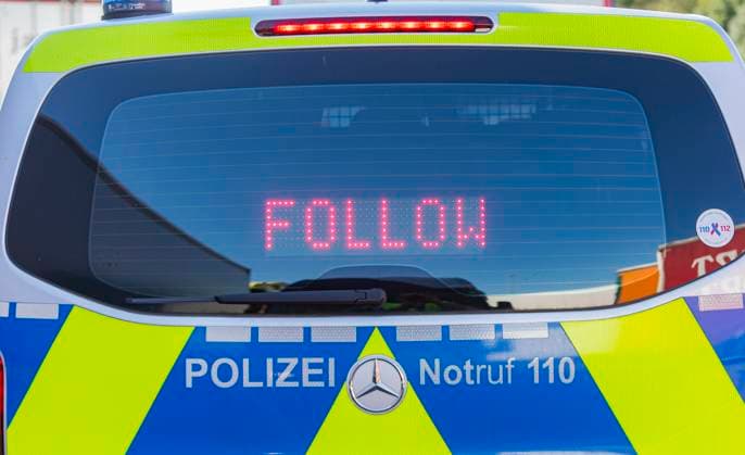 26.09.2023, Verkehrsgroßkontrolle an der Autobahn 3, Tank und Rastanlage Weikirchen Nord Mit Unterstützung von Beamten und Beamtinnen aus angrenzenden Bundesländern sowie anderen im Straßenverkehr tätigen Fachbehörden, führt das Polizeipräsidium Südosthessen am heutigen Dienstag eine großangelegte Verkehrskontrolle im Bereich der Tank und Rastanlage Weiskirchen Nord (A3 Fahrtrichtung Frankfurt) durch. Bild: Die Polizei leitet einen PKW der Kontrollstelle zu. Police, Follow *** 26 09 2023, large-scale traffic control on the highway 3, tank and rest area Weikirchen North With the support of officers and officials from neighboring states as well as other specialized agencies involved in road traffic, the police headquarters of