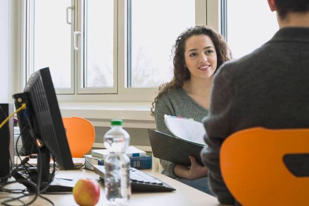 Tschechien, Hochschule streicht wegen KI und Plagiate Bachelorarbeiten University students studying with their notes School, Bavaria, Germany Germany CR_DRNI160312-02381-01 ,model released, Symbolfoto ,property released
