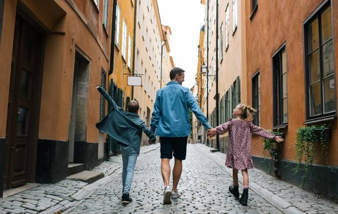 family enjoying the Gamla Stan, Stockholm sightseeing Stockholm, Stockholm County, Sweden CR_RABE2309068B-1247566-01 ,model released, Symbolfoto
