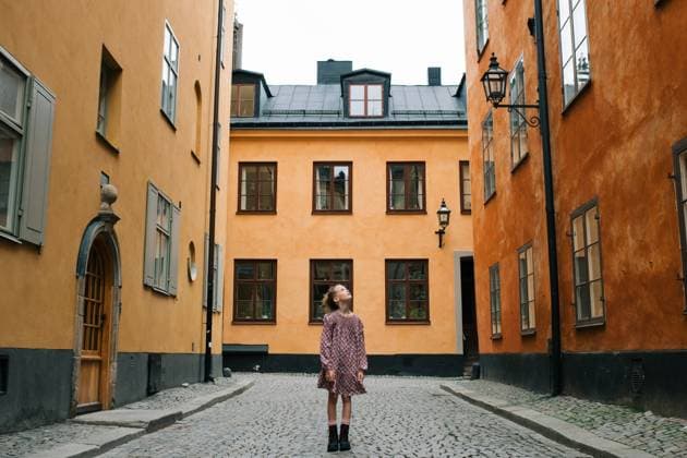 girl stood looking up at the streets of Gamla Stan, Stockholm Stockholm, Stockholm County, Sweden CR_RABE2309068B-1247572-01 ,model released, Symbolfoto