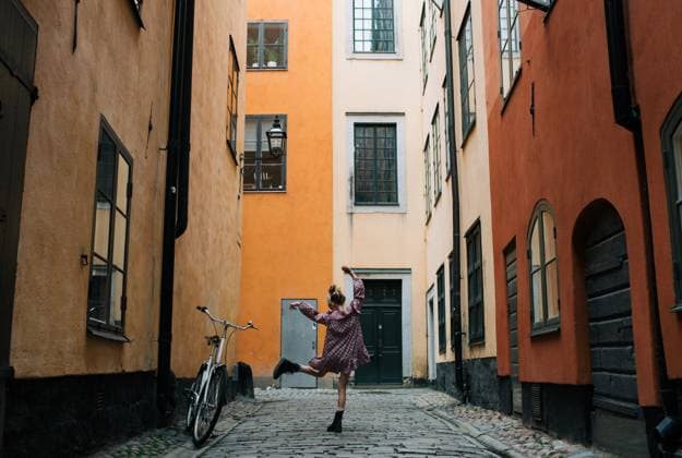 Girl dancing in the streets of Gamla Stan, Stockholm Stockholm, Stockholm County, Sweden CR_RABE2309068B-1247573-01 ,model released, Symbolfoto