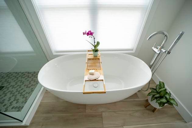 IMAGO Creative: Frühjahrsputz Elegant modern white freestanding bathtub with a tray United States, Connecticut, Southington R_ASOG230926-1258455-01 ,property released