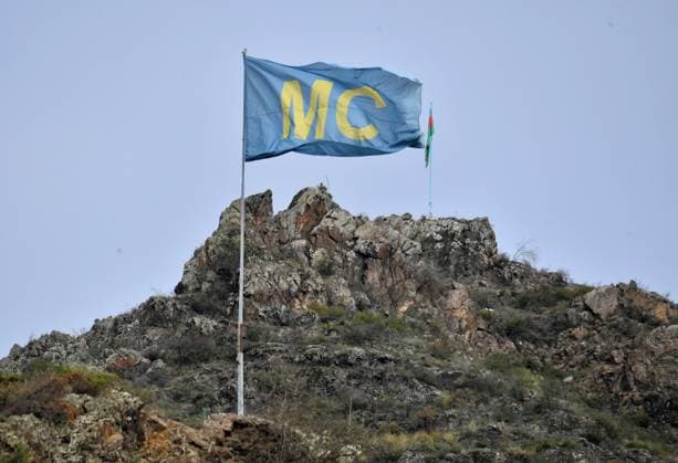 Azerbaijan Armenia Tensions Evacuees 8525153 26.09.2023 A flag of Russian peacekeeping contingent flies at the entrance to the Lachin Corridor, the only road leading from the breakaway region of Nagorno-Karabakh to Armenia, in Azerbaijan. The number of people fleeing Nagorno-Karabakh for Armenia after Azerbaijan launched a military operation in the region has risen to 28,120, the Armenian government said on September 26. Mikhail Voskresenskiy Sputnik Azerbaijan  Copyright: xMikhailxVoskresenskiyx
