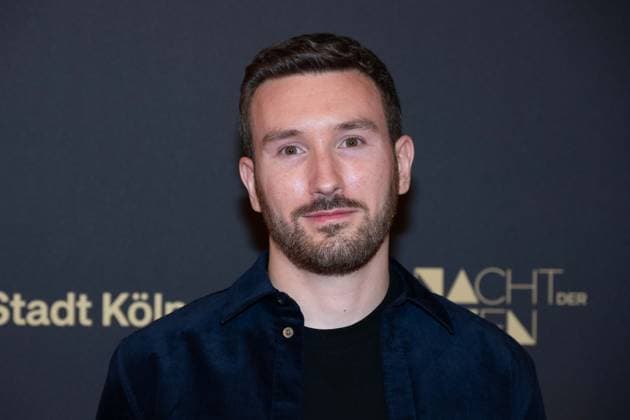Raphael SELTER, Autor, Roter Teppich, Red Carpet Show, Ankunft, arrival, Verleihung des Deutschen Fernsehpreises, Die Nacht der Kreativen - Der Deutsche Fernsehpreis 2023, Deutscher Fernsehpreis 2023 in Koeln, am 27.09.2022.