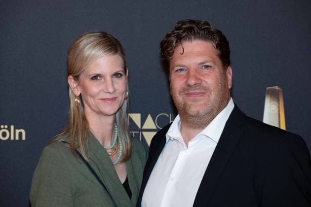 Arnim BUTZEN, SVP TV und Entertainment, Telekom Deutschland, und Dorothea JACOB, Roter Teppich, Red Carpet Show, Ankunft, arrival, Verleihung des Deutschen Fernsehpreises, Die Nacht der Kreativen - Der Deutsche Fernsehpreis 2023, Deutscher Fernsehpreis 2023 in Koeln, am 27.09.2022.
