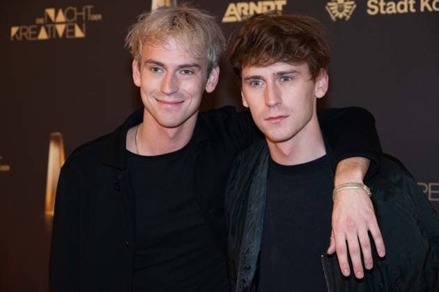 Oskar und Emil BELTON, Cutter, Roter Teppich, Red Carpet Show, Ankunft, arrival, Verleihung des Deutschen Fernsehpreises, Die Nacht der Kreativen - Der Deutsche Fernsehpreis 2023, Deutscher Fernsehpreis 2023 in Koeln, am 27.09.2022.