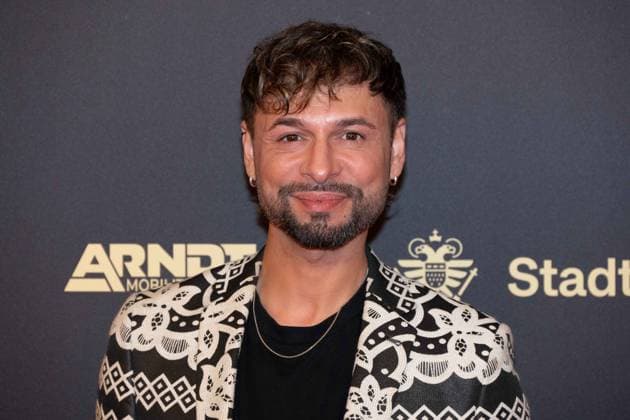 Angel GARCIA, Kostuembildner Roter Teppich, Red Carpet Show, Ankunft, arrival, Verleihung des Deutschen Fernsehpreises, Die Nacht der Kreativen - Der Deutsche Fernsehpreis 2023, Deutscher Fernsehpreis 2023 in Koeln, am 27.09.2022.