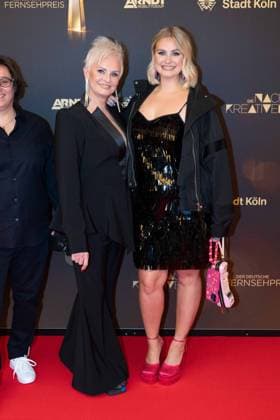 Katia CONVENTS und Tochter Catharina Kostuembildnerin Roter Teppich, Red Carpet Show, Ankunft, arrival, Verleihung des Deutschen Fernsehpreises, Die Nacht der Kreativen - Der Deutsche Fernsehpreis 2023, Deutscher Fernsehpreis 2023 in Koeln, am 27.09.2022.