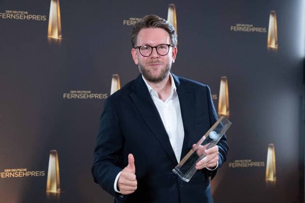 Entertainment Bilder des Tages Preistraeger Jakob LUNDT, Autor, Bestes Buch Unterhaltung Verleihung des Deutschen Fernsehpreises, Die Nacht der Kreativen - Der Deutsche Fernsehpreis 2023, Deutscher Fernsehpreis 2023 in Koeln, am 27.09.2022.