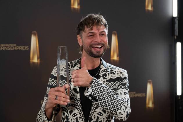 Preistraeger Angel GARCIA, Kostuembildner Beste Ausstattung Unterhaltung, Verleihung des Deutschen Fernsehpreises, Die Nacht der Kreativen - Der Deutsche Fernsehpreis 2023, Deutscher Fernsehpreis 2023 in Koeln, am 27.09.2022.