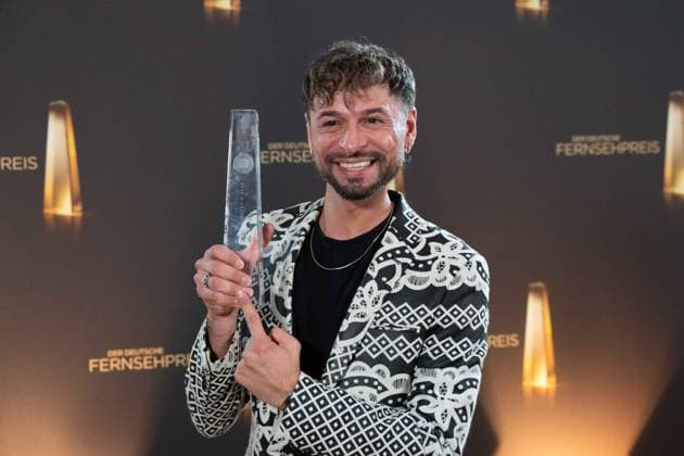 Preistraeger Angel GARCIA, Kostuembildner Beste Ausstattung Unterhaltung, Verleihung des Deutschen Fernsehpreises, Die Nacht der Kreativen - Der Deutsche Fernsehpreis 2023, Deutscher Fernsehpreis 2023 in Koeln, am 27.09.2022.