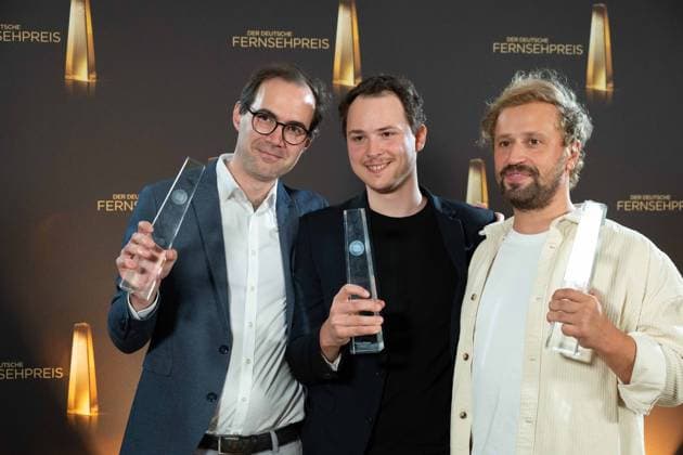 Entertainment Bilder des Tages Preistraeger v.l. Rainer NIGRELLI, Cutter, Florian BOETTGER, Cutter Christoph OTTO, Cutter, Bester Schnitt Montage Fiktion, Roter Teppich, Red Carpet Show, Ankunft, arrival, Verleihung des Deutschen Fernsehpreises, Die Nacht der Kreativen - Der Deutsche Fernsehpreis 2023, Deutscher Fernsehpreis 2023 in Koeln, am 27.09.2022.