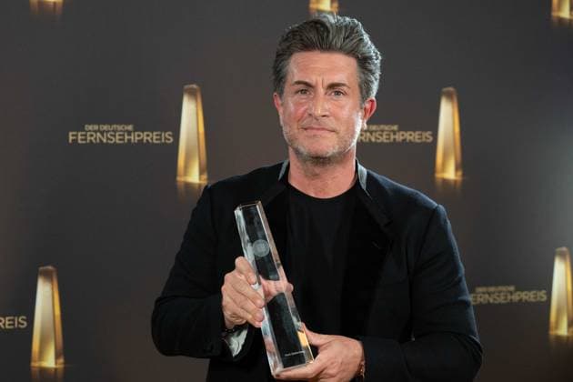Preistraeger Mark ACHTERBERG, Beste Regie Unterhaltung Roter Teppich, Red Carpet Show, Ankunft, arrival, Verleihung des Deutschen Fernsehpreises, Die Nacht der Kreativen - Der Deutsche Fernsehpreis 2023, Deutscher Fernsehpreis 2023 in Koeln, am 27.09.2022.