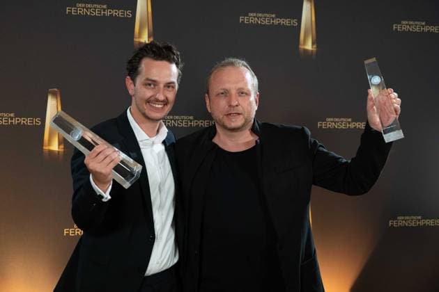Preistraeger Max FILGES und Christoph SCHAUER, Musiker, Beste Musik Fiktion, Roter Teppich, Red Carpet Show, Ankunft, arrival, Verleihung des Deutschen Fernsehpreises, Die Nacht der Kreativen - Der Deutsche Fernsehpreis 2023, Deutscher Fernsehpreis 2023 in Koeln, am 27.09.2022.