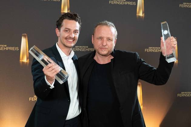 Preistraeger Max FILGES und Christoph SCHAUER, Musiker, Beste Musik Fiktion, Roter Teppich, Red Carpet Show, Ankunft, arrival, Verleihung des Deutschen Fernsehpreises, Die Nacht der Kreativen - Der Deutsche Fernsehpreis 2023, Deutscher Fernsehpreis 2023 in Koeln, am 27.09.2022.