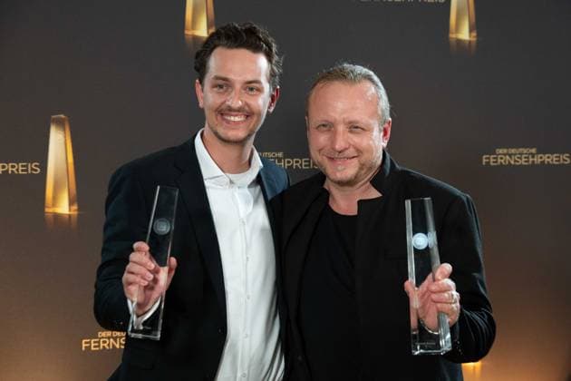 Entertainment Bilder des Tages Preistraeger Max FILGES und Christoph SCHAUER, Musiker, Beste Musik Fiktion, Roter Teppich, Red Carpet Show, Ankunft, arrival, Verleihung des Deutschen Fernsehpreises, Die Nacht der Kreativen - Der Deutsche Fernsehpreis 2023, Deutscher Fernsehpreis 2023 in Koeln, am 27.09.2022.