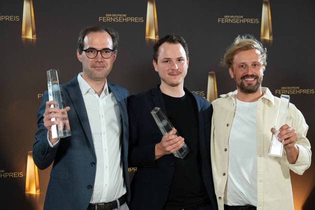 Entertainment Bilder der Woche Preistraeger v.l. Rainer NIGRELLI, Cutter, Florian BOETTGER, Cutter Christoph OTTO, Cutter, Bester Schnitt Montage Fiktion, Roter Teppich, Red Carpet Show, Ankunft, arrival, Verleihung des Deutschen Fernsehpreises, Die Nacht der Kreativen - Der Deutsche Fernsehpreis 2023, Deutscher Fernsehpreis 2023 in Koeln, am 27.09.2022.