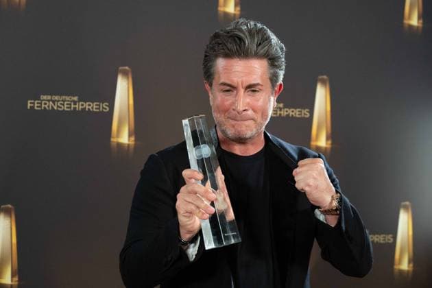 Preistraeger Mark ACHTERBERG, Beste Regie Unterhaltung Roter Teppich, Red Carpet Show, Ankunft, arrival, Verleihung des Deutschen Fernsehpreises, Die Nacht der Kreativen - Der Deutsche Fernsehpreis 2023, Deutscher Fernsehpreis 2023 in Koeln, am 27.09.2022.
