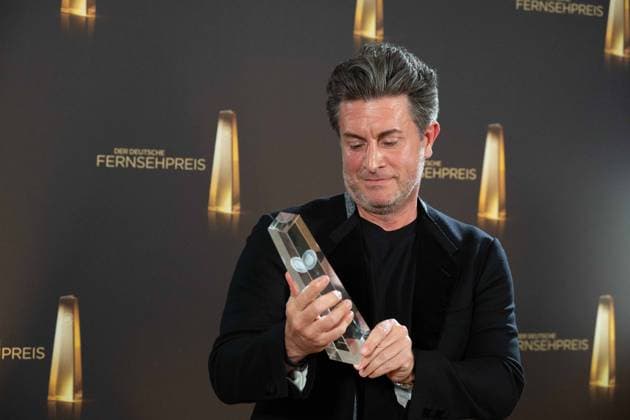 Entertainment Bilder des Tages Preistraeger Mark ACHTERBERG, Beste Regie Unterhaltung Roter Teppich, Red Carpet Show, Ankunft, arrival, Verleihung des Deutschen Fernsehpreises, Die Nacht der Kreativen - Der Deutsche Fernsehpreis 2023, Deutscher Fernsehpreis 2023 in Koeln, am 27.09.2022.