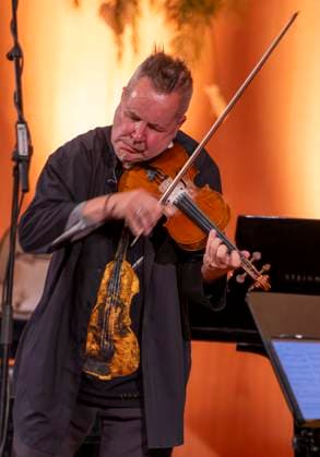 27.09.2023, Internationales Klassikfestival: Festival der Nationen 2023, im Kurhaus Bad Wörishofen im Unterallgäu, Der britische Violinist Nigel Kennedy mit seiner Violine auf der Bühne. 27.09.2023, Klassikfestival Bad Wörishofen 27.09.2023, Klassikfestival Bad Wörishofen