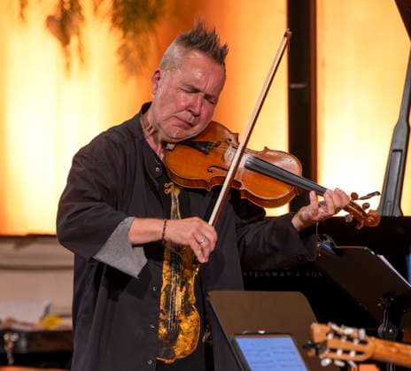 Entertainment Bilder des Tages 27.09.2023, Internationales Klassikfestival: Festival der Nationen 2023, im Kurhaus Bad Wörishofen im Unterallgäu, Der britische Violinist Nigel Kennedy mit seiner Violine auf der Bühne. 27.09.2023, Klassikfestival Bad Wörishofen 27.09.2023, Klassikfestival Bad Wörishofen