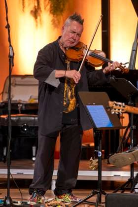 27.09.2023, Internationales Klassikfestival: Festival der Nationen 2023, im Kurhaus Bad Wörishofen im Unterallgäu, Der britische Violinist Nigel Kennedy mit seiner Violine auf der Bühne. 27.09.2023, Klassikfestival Bad Wörishofen 27.09.2023, Klassikfestival Bad Wörishofen