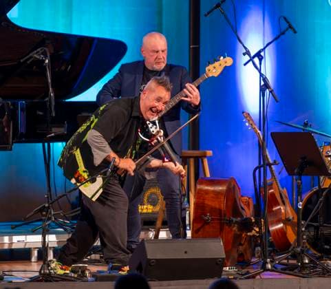 27.09.2023, Internationales Klassikfestival: Festival der Nationen 2023, im Kurhaus Bad Wörishofen im Unterallgäu, Der britische Violinist Nigel Kennedy (vorne) hat mit seiner E-Violine sichtlich viel Spass auf der Bühne. 27.09.2023, Klassikfestival Bad Wörishofen 27.09.2023, Klassikfestival Bad Wörishofen