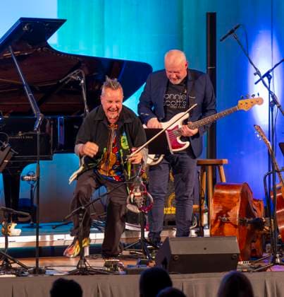 27.09.2023, Internationales Klassikfestival: Festival der Nationen 2023, im Kurhaus Bad Wörishofen im Unterallgäu, Der britische Violinist Nigel Kennedy (li) hat mit seiner E-Violine sichtlich viel Spass auf der Bühne. 27.09.2023, Klassikfestival Bad Wörishofen 27.09.2023, Klassikfestival Bad Wörishofen