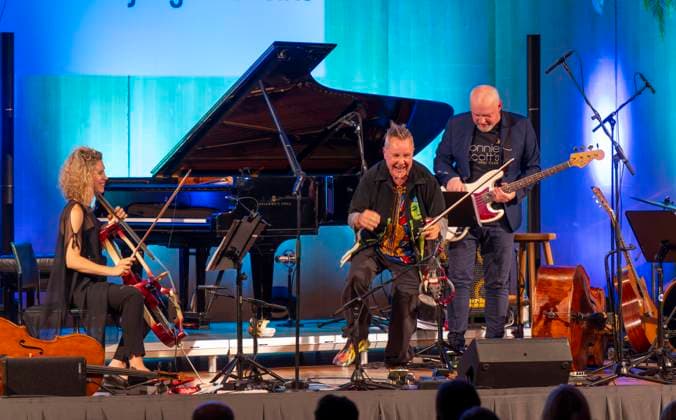27.09.2023, Internationales Klassikfestival: Festival der Nationen 2023, im Kurhaus Bad Wörishofen im Unterallgäu, Der britische Violinist Nigel Kennedy (mitte) hat sichtlich viel Spass auf der Bühne. 27.09.2023, Klassikfestival Bad Wörishofen 27.09.2023, Klassikfestival Bad Wörishofen