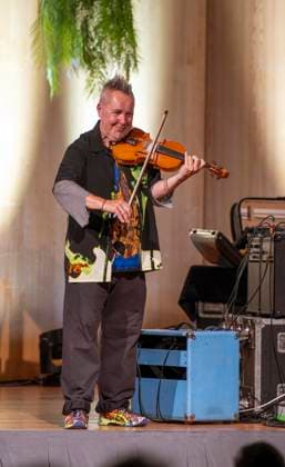 27.09.2023, Internationales Klassikfestival: Festival der Nationen 2023, im Kurhaus Bad Wörishofen im Unterallgäu, Der britische Violinist Nigel Kennedy mit seiner Violine auf der Bühne. 27.09.2023, Klassikfestival Bad Wörishofen 27.09.2023, Klassikfestival Bad Wörishofen