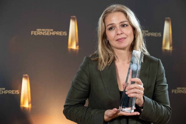 Preistraegerin Nina VUKOVIC, Regisseurin Beste Regie Fiktion, Roter Teppich, Red Carpet Show, Ankunft, arrival, Verleihung des Deutschen Fernsehpreises, Die Nacht der Kreativen - Der Deutsche Fernsehpreis 2023, Deutscher Fernsehpreis 2023 in Koeln, am 27.09.2022.