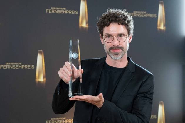 Preistraeger Nicolai MEHRING Beste Kamera Information, Roter Teppich, Red Carpet Show, Ankunft, arrival, Verleihung des Deutschen Fernsehpreises, Die Nacht der Kreativen - Der Deutsche Fernsehpreis 2023, Deutscher Fernsehpreis 2023 in Koeln, am 27.09.2022.