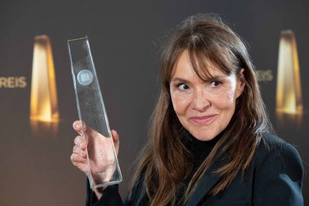 Preistraegerin Natalie SCHARF Bestes Buch Fiktion, Roter Teppich, Red Carpet Show, Ankunft, arrival, Verleihung des Deutschen Fernsehpreises, Die Nacht der Kreativen - Der Deutsche Fernsehpreis 2023, Deutscher Fernsehpreis 2023 in Koeln, am 27.09.2022.