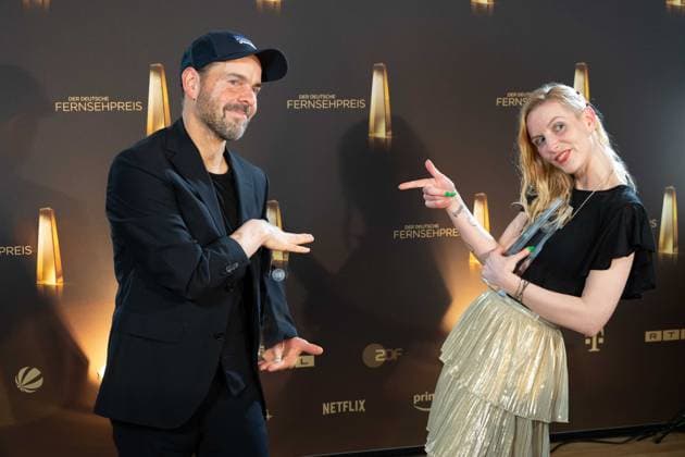 Preistraeger Andre NIER und Sarah Christin PETER Bester Schnitt Information, Roter Teppich, Red Carpet Show, Ankunft, arrival, Verleihung des Deutschen Fernsehpreises, Die Nacht der Kreativen - Der Deutsche Fernsehpreis 2023, Deutscher Fernsehpreis 2023 in Koeln, am 27.09.2022.