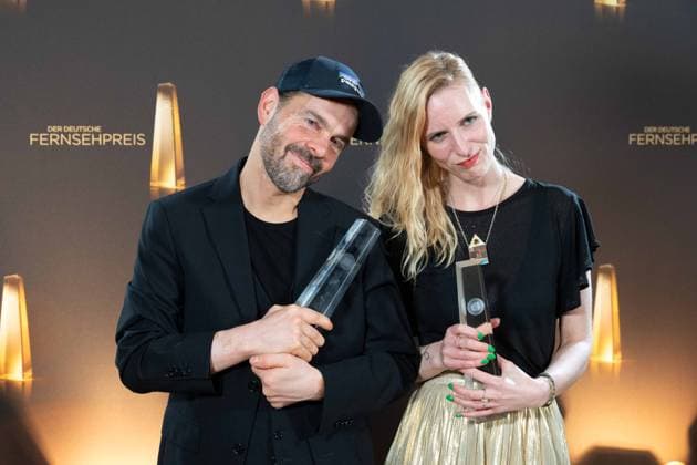 Preistraeger Andre NIER und Sarah Christin PETER Bester Schnitt Information, Roter Teppich, Red Carpet Show, Ankunft, arrival, Verleihung des Deutschen Fernsehpreises, Die Nacht der Kreativen - Der Deutsche Fernsehpreis 2023, Deutscher Fernsehpreis 2023 in Koeln, am 27.09.2022.